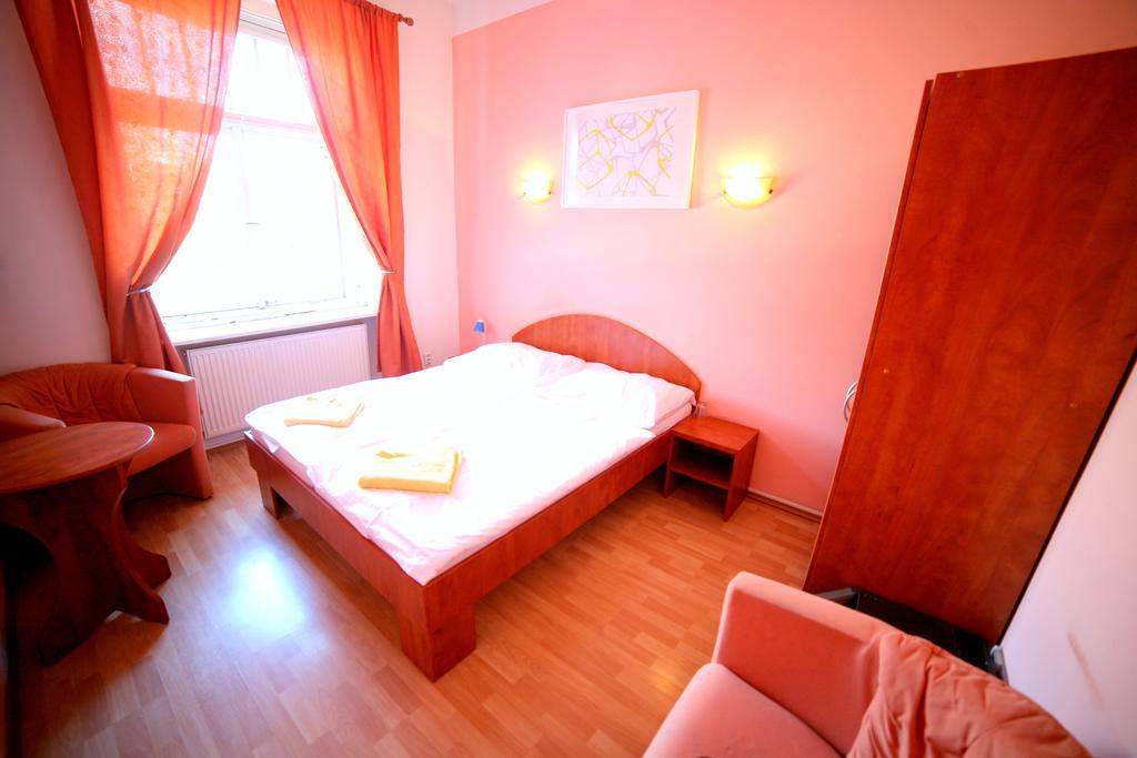 Leon Hotel Prague Room photo