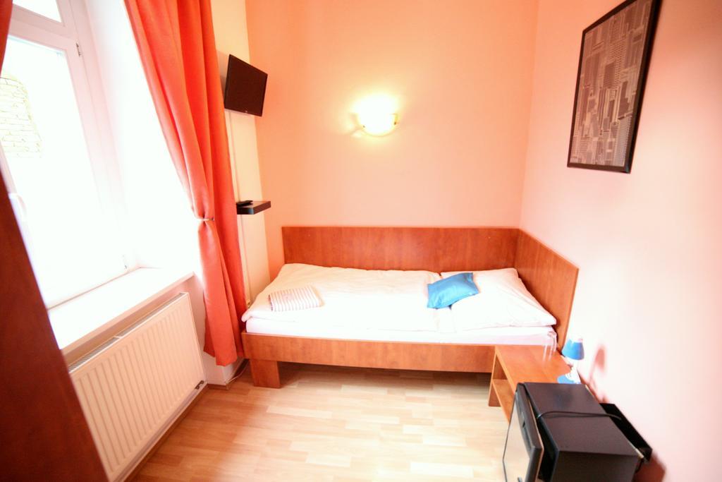 Leon Hotel Prague Room photo